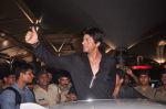 Shahrukh Khan snapepd at the airport, Mumbai on 29th May 2012 (39).JPG